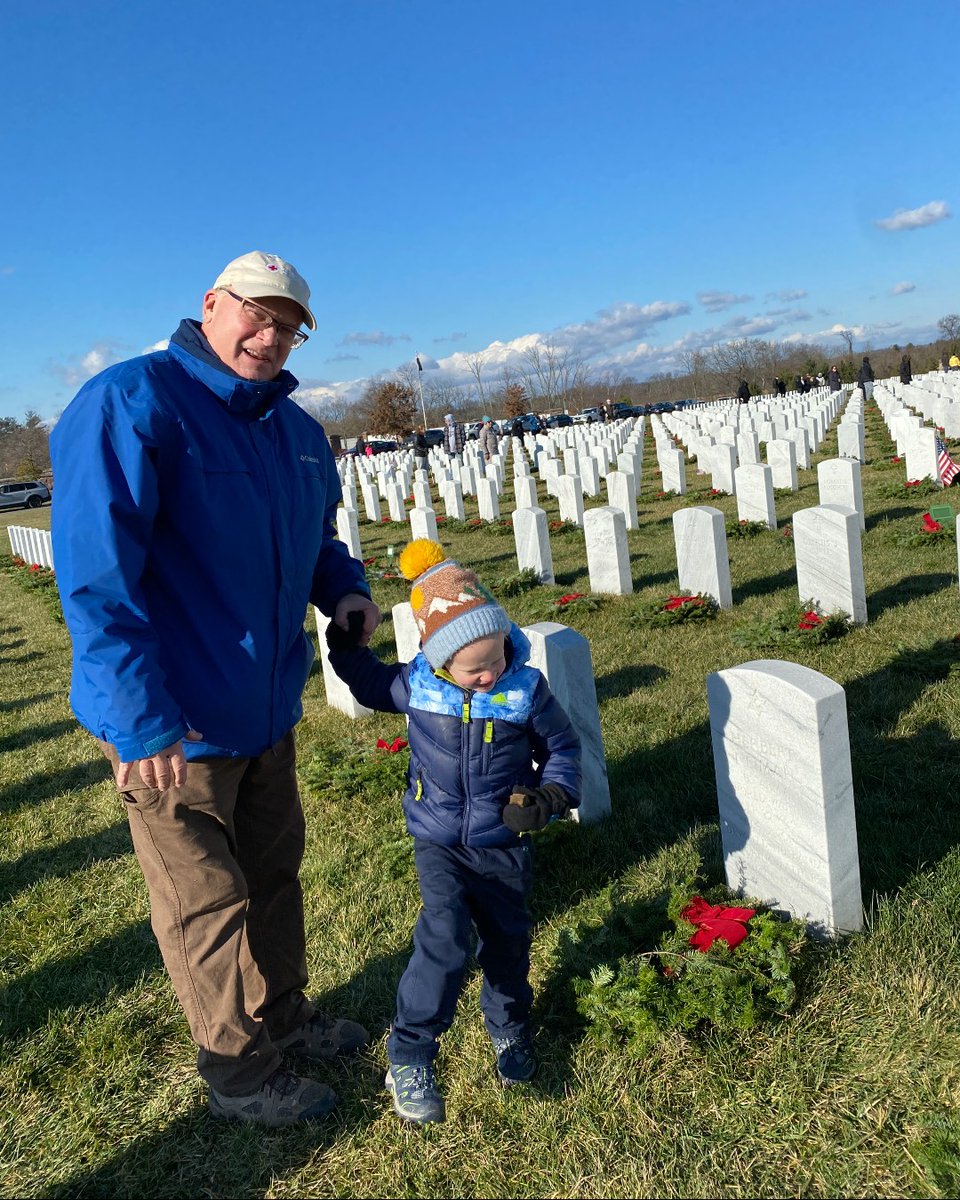 RedCrossPhilly's tweet photo. Today, local #RedCross Service to the Armed Forces #volunteers participated in @WreathsAcross at Washington Crossing National Cemetery in #Newtown #BucksCounty and Calvary Cemetery in #Conshohocken #Montco. https://t.co/dy5VCIwHz9