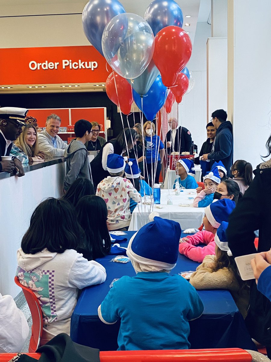 STLStephanie's tweet photo. Today, I had the pleasure of hosting the Boys &amp; Girls Club of Chicago at #Target State St! The club provided the kids with a $250 so that they can shop for their Christmas wishlist! It was so exciting and wonderful being able to help make this holiday a good one for these kiddos! https://t.co/LwOoWmz1ho