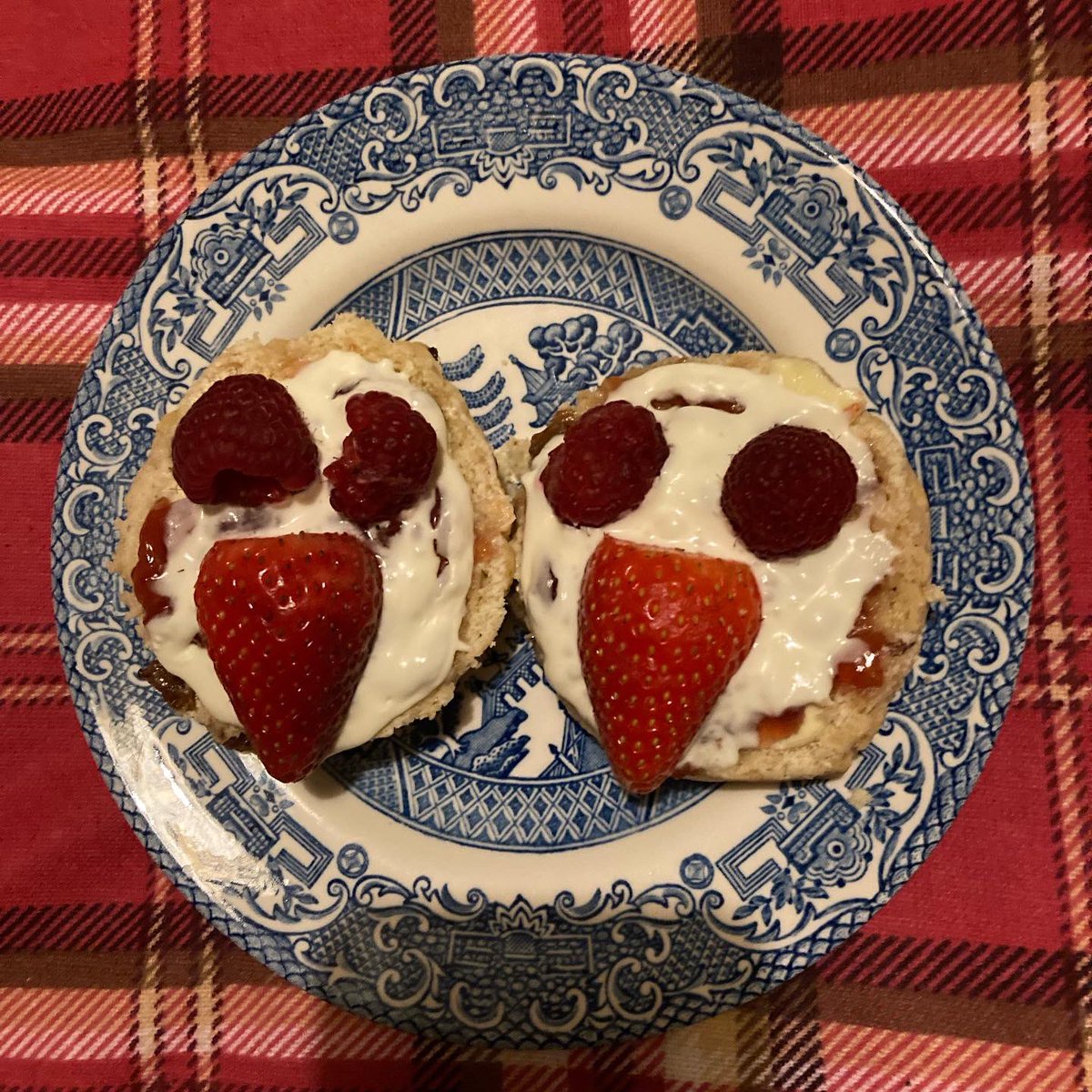 Jan_Lentzos's tweet photo. Barry likes making faces… 😉
🍓 🍓 🍓 🍓 🍓 🍓 🍓 🍓 🍓 🍓 #SultanaScones #StrawberryJam #FreshCream #FreshStrawberries #FreshRaspberries #CupOfTea #TeaAndScones #WristFracture #OneHandedEating #AfternoonTea #Strawberries #Raspberries #Scones #JamFirst #Jam #Cream #SconeFace 😋 https://t.co/kg47BbkXQE