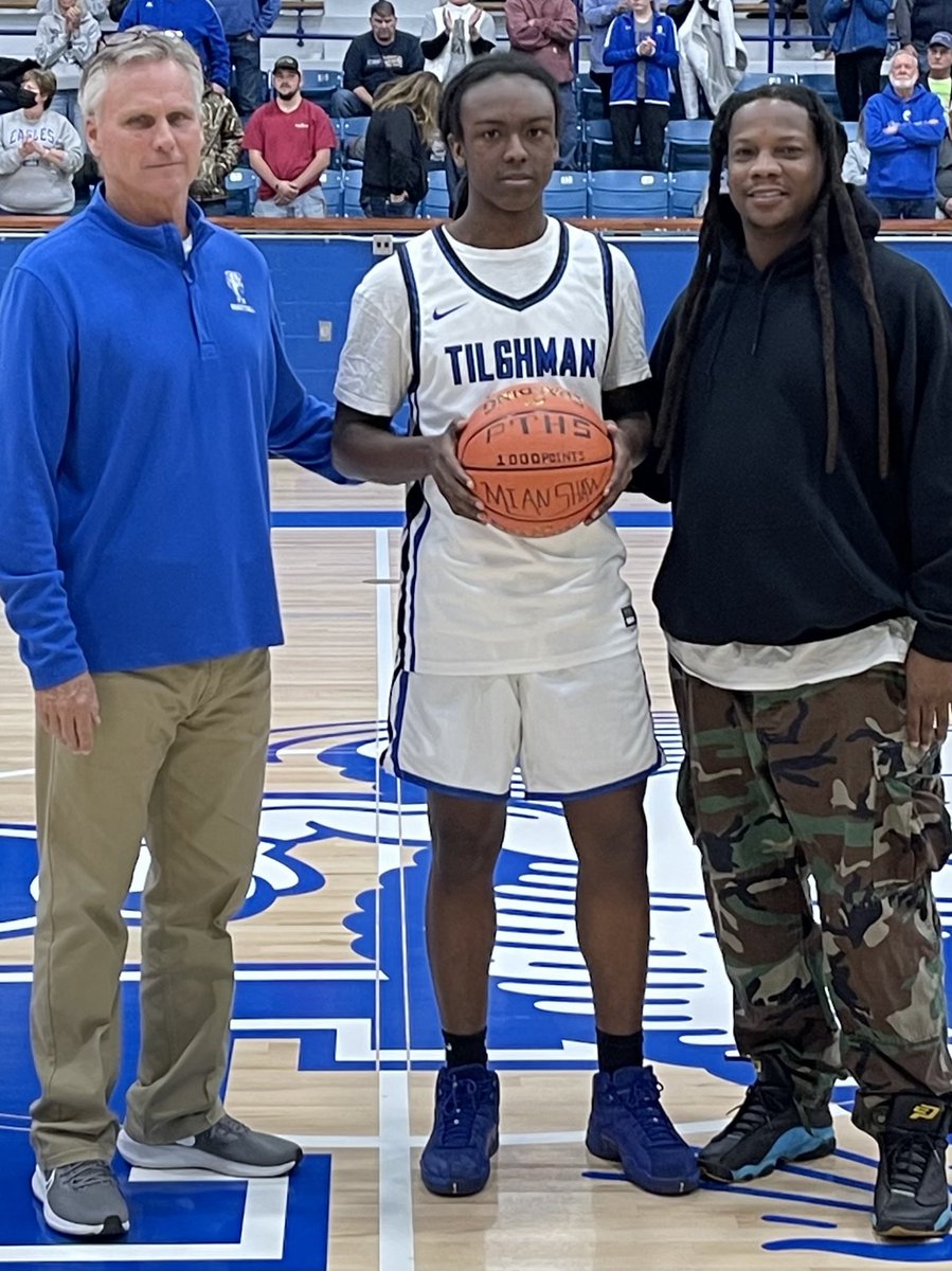 GregOverstreet5's tweet photo. Congrats to Mian Shaw 2023 on scoring his 1000 points Strong, physical guard that can defend several positions. He is a two time all region player and currently averaging  16 pts, 6 rebounds and 4 assist. College guys take a good look! https://t.co/xgaKYEXKgY