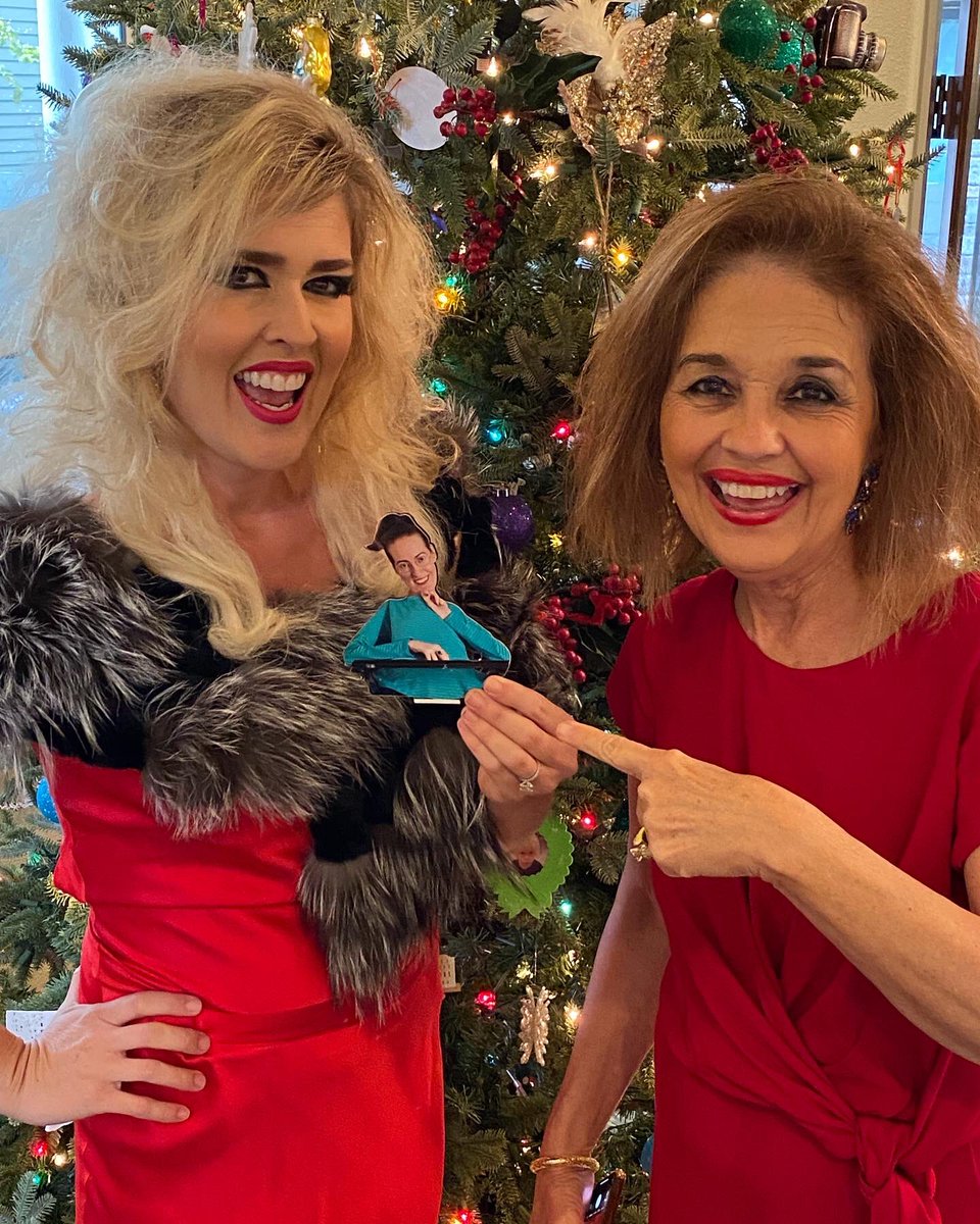 AlliJD3's tweet photo. #MiniAlli has been swamped with preparing for the #holidays but made a quick trip to #Austin for a #JaneAusten tea party hosted by the fabulous Jackie ❤️💚 #tradition #TeamAlliTravels 🫶🏻 https://t.co/uZ5Bkof9p1