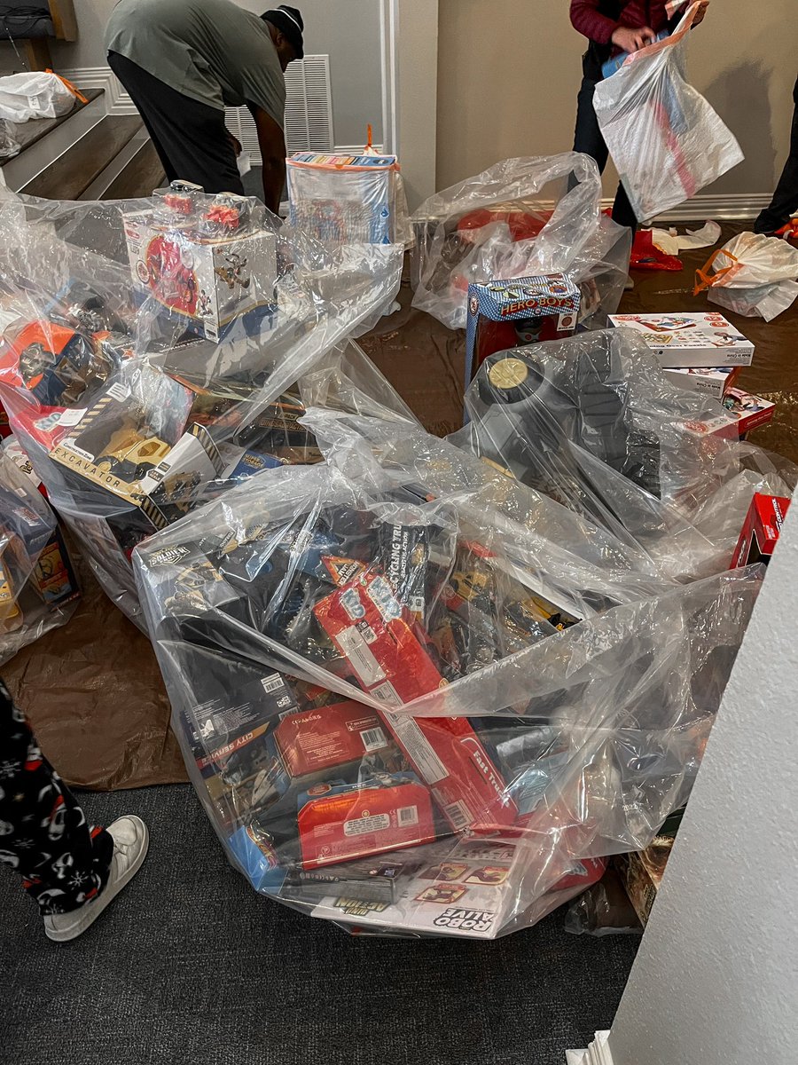 BSU is highly grateful for all the toy donations this holiday season. We donated over 200 toys, and we are happy to put a smile on all the children’s faces this Christmas. 🎄🎅🏾✨