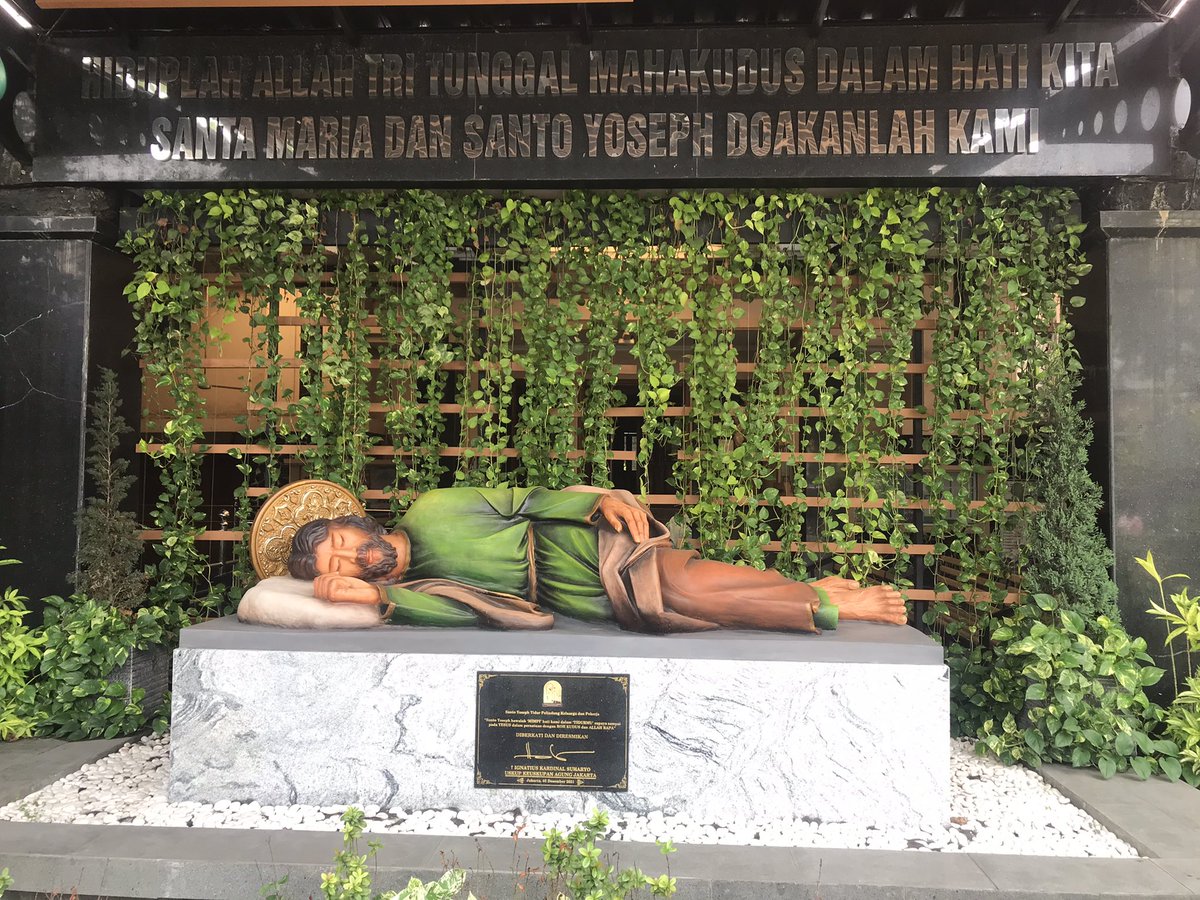 St. Yosef 2x menerima pesan dari malaikat saat ia tidur. Bangun2, ia langsung melaksanakan pesan itu.

Bapa Suci mengatakan: “Bahkan ketika tidur, St. Yosef menjaga Gereja.”

Mungkin orang2 yg tidur saat acara (ibadah, meeting) itu jg sedang bergulat menerima pesan dari malaikat.