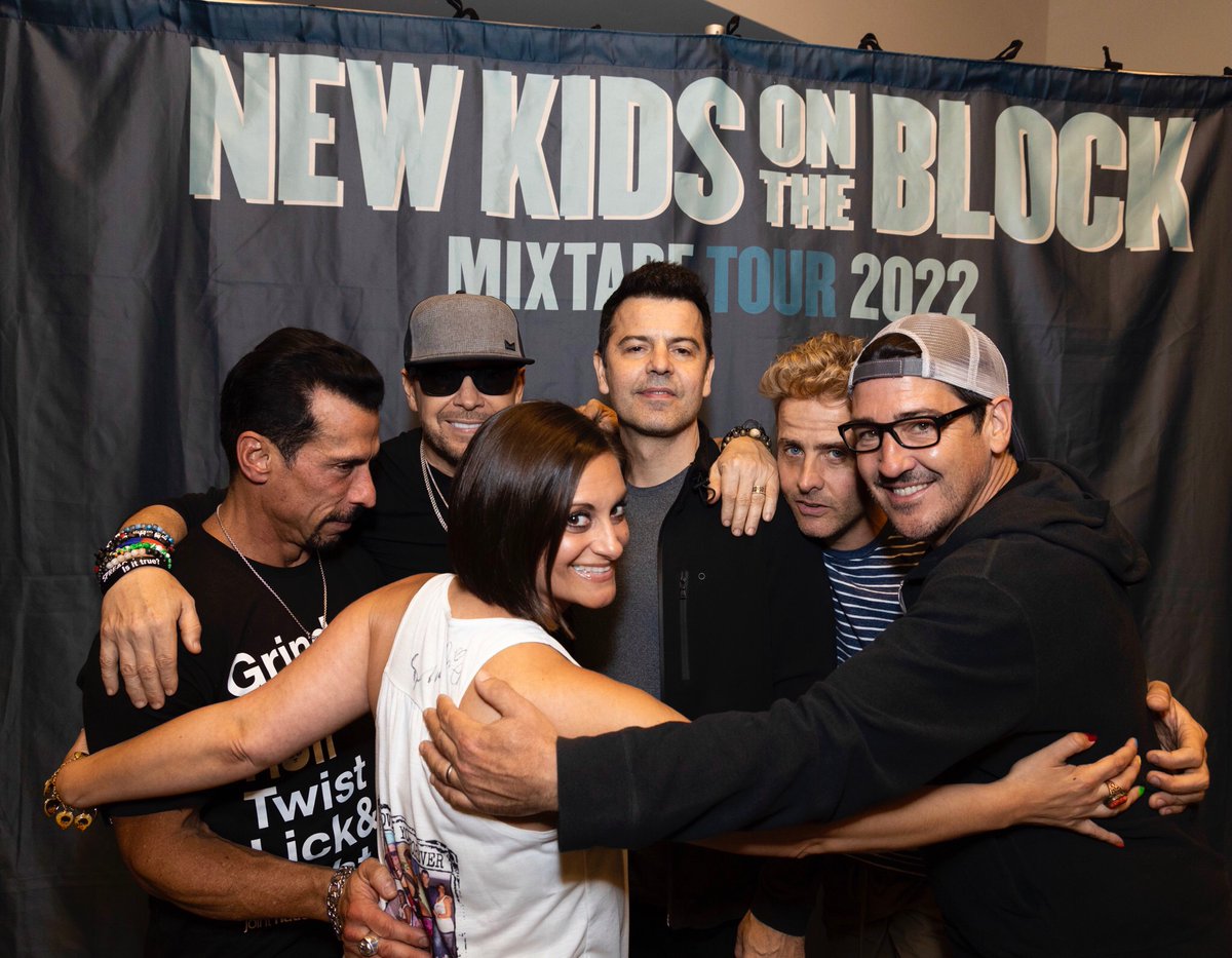 LisaCapitelli's tweet photo. On my BIRTHDAY 🥳🎂🎉 @NKOTB @DonnieWahlberg @dannywood @joeymcintyre @JonathanRKnight #jordanknight MAKES ME HAPPY!!! ♥️ https://t.co/Io5NIKxKRq