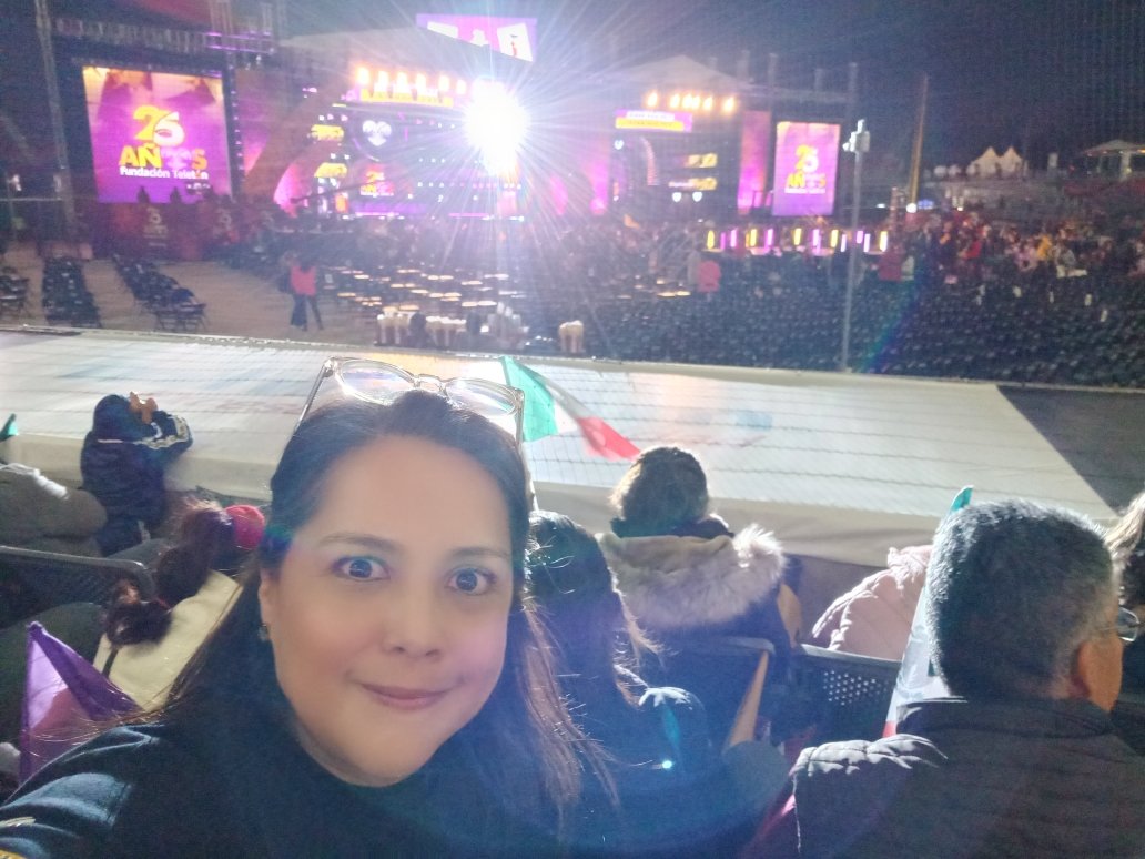 elobecerraj's tweet photo. Trabajando ando! 💛💜💙
#25AnosTeleton #Teleton25años #OrgullosamenteTercos #SoytestigoTeleton https://t.co/9Lh1nzzjEM