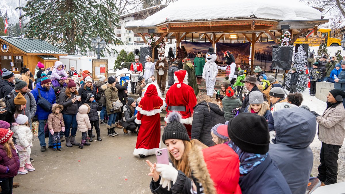 leavenworth_wa's tweet photo. Santa &amp; Mrs. Claus greet kids with the Leavenworth Christmas Characters today!
.
.
.
#leavenworthchristmastown #visitleavenworth #leavenworthwa #leavenworth #winter #snow #christmaslights https://t.co/WTNEP2zFTx