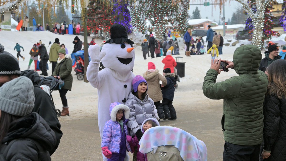 leavenworth_wa's tweet photo. Santa &amp; Mrs. Claus greet kids with the Leavenworth Christmas Characters today!
.
.
.
#leavenworthchristmastown #visitleavenworth #leavenworthwa #leavenworth #winter #snow #christmaslights https://t.co/WTNEP2zFTx