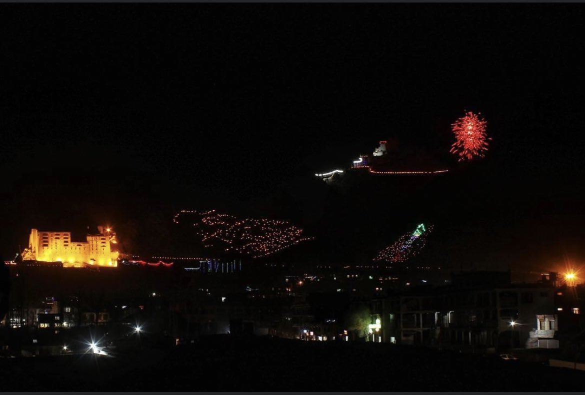 དུས་ཆེན་དགའ་ལྡན་ལྔ་མཆོད GALDAN NAMCHOD🙏🙏🙏
དམིགས་མེད་བརྩེ་བའི་གཏེར་ཆེན་སྤྱན་རས་གཟིགས།
དྲི་མེད་མཁྱེན་པའི་དབང་པོ་འཇམ་དཔལ་དབྱངས།
བདུད་དཔུང་མ་ལུས་འཇོམས་མཛད་གསང་བའི་བདག།
གངས་ཅན་མཁས་པའི་གཙུག་རྒྱན་ཙོང་ཁ་པ།
བློ་བཟང་གྲགས་པའི་ཞབས་ལ་གསོལ་བ་འདེབས།