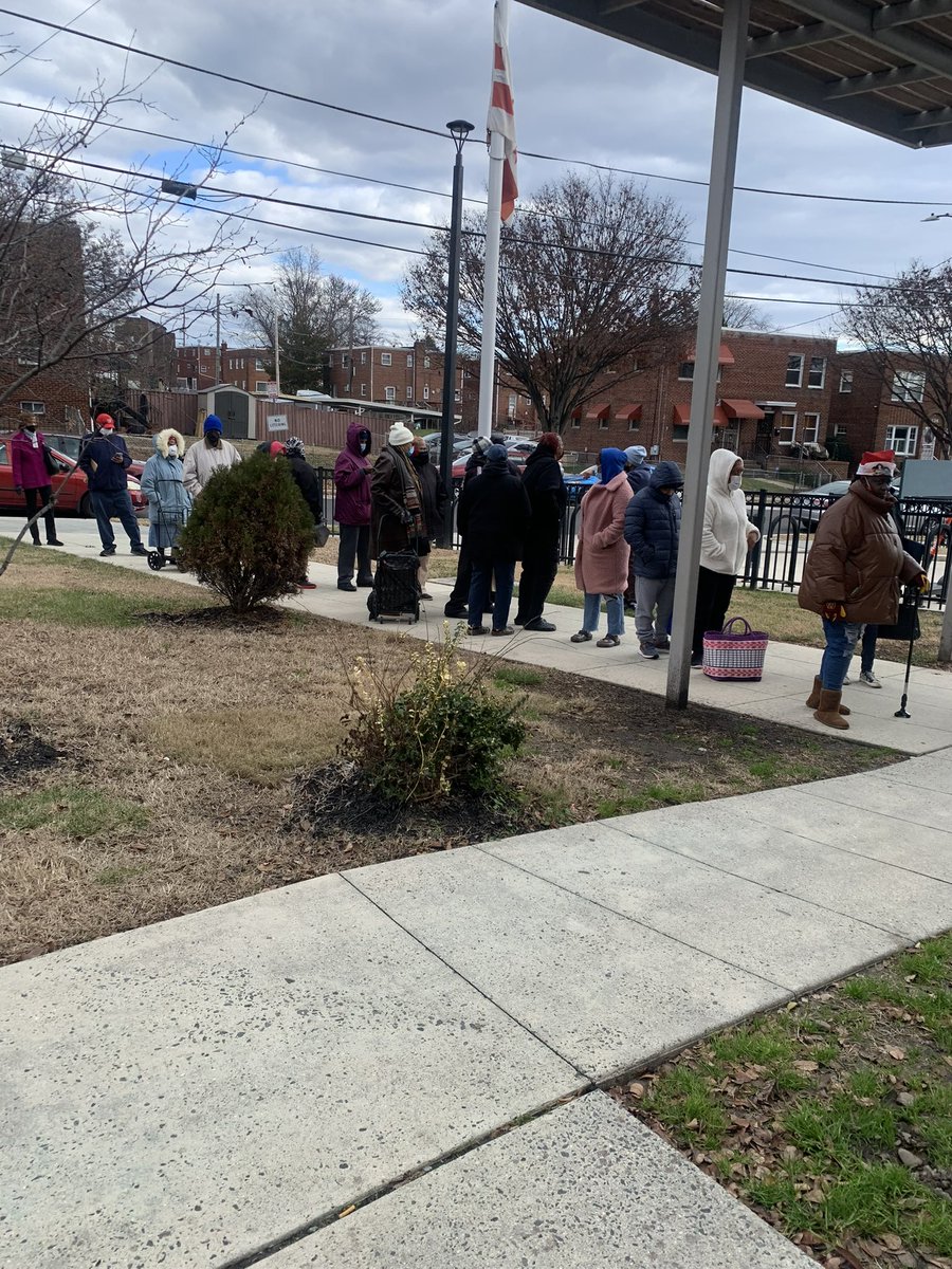 senatorsllfour's tweet photo. Good evening family and friends, today https://t.co/R59hrZiG6J “Feed My People Food Ministry” 3rd Saturday Holiday Food Baskets Giveaway today was a Huge Success 🧺🍗🧺🍗 today we served 200+ baskets 🧺 🧺!! #TrueCommunityEngagement ✅✅ https://t.co/M8RHRPiOGk