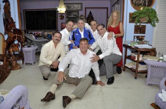 OmarCon61681993's tweet photo. #FidelPorSiempre prometió que volverían, hace 7 años que los Cinco están en #Cuba. El pueblo que nunca dudó de la palabra de su #InvictoComandanteEnJefe, lo celebra con la misma alegría del primer día que estuvieron todo de regreso a la #Patria. #JuntarYVencer. https://t.co/KmErKrOSYT