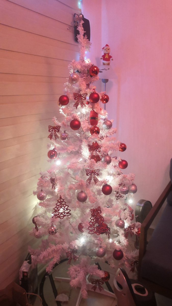 zoeadrianychar2's tweet image. My white christmas tree with spheres of red and grey and with the lights on #treechristmas #Christmas #HappyChristmas