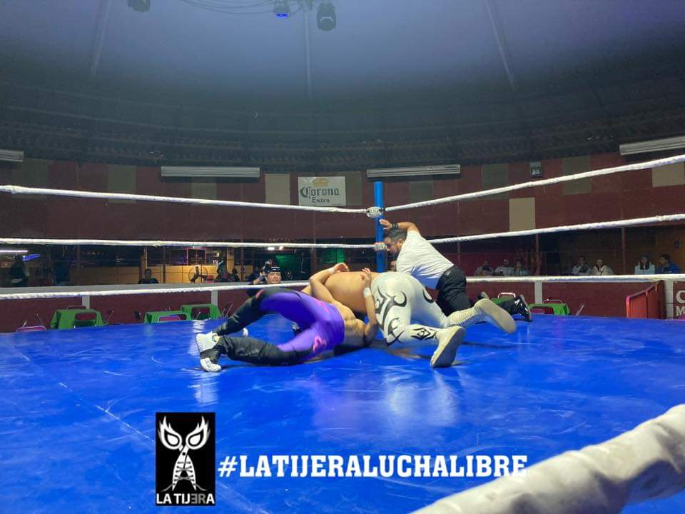 LaTijeraLucha's tweet photo. Los rudisimos #Guadaña y #Adamantium se llevan la primer batalla de la #PromotoraPAS derrotando en una movidita lucha a #Ifu y el internacional #Mara...
#latijeraluchalibre https://t.co/rNNWcwxF8E