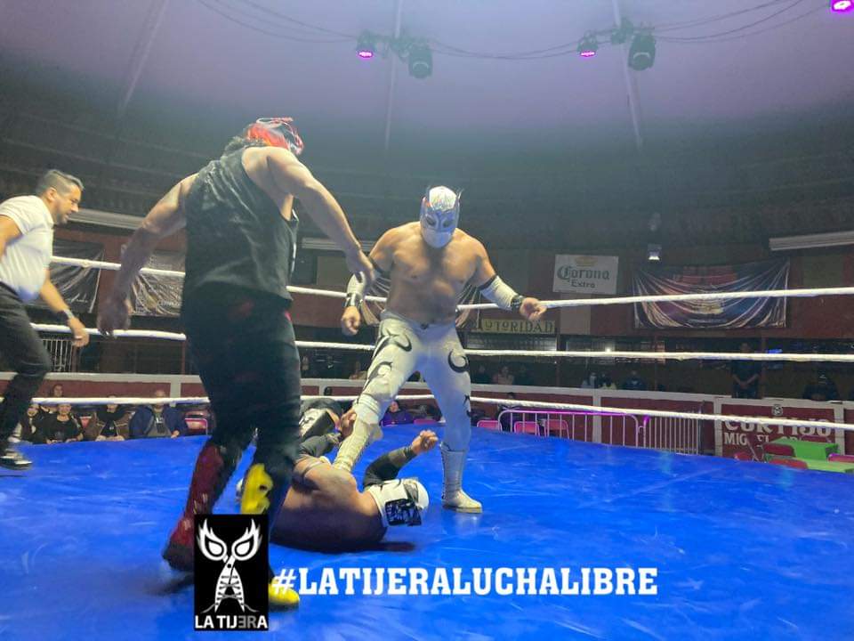 LaTijeraLucha's tweet photo. Los rudisimos #Guadaña y #Adamantium se llevan la primer batalla de la #PromotoraPAS derrotando en una movidita lucha a #Ifu y el internacional #Mara...
#latijeraluchalibre https://t.co/rNNWcwxF8E