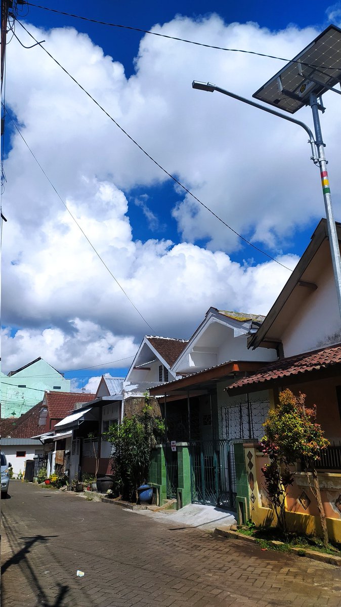 dindadindutt's tweet photo. langit minggu lagi cuwantip pol 🌈💙 https://t.co/DwYfO5CLTi