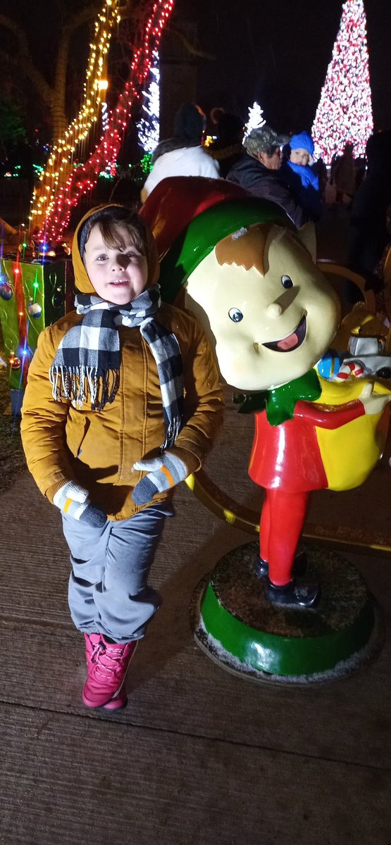 Lisa Rene de Cotret tweet media