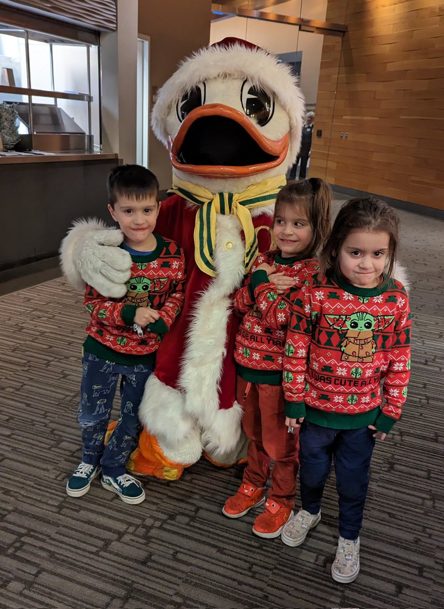 JoshAlder's tweet photo. #GoDucks #AlwaysUs #SantaDuck @TheOregonDuck https://t.co/Ha5kknxbpP