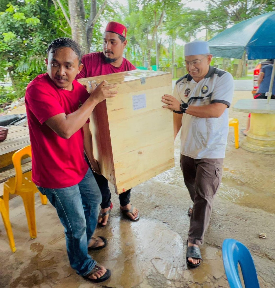 Dr_AzmanIbrahim's tweet photo. Ambe dimaklumkan bahawa salah seorang penerima mesen nguli tepung yang diagihkan hari ini ialah individu yang marah bila bendera PAS dipacak di hadapan kedai makan dia masa PRU 15. https://t.co/1F4DFwC0Gh