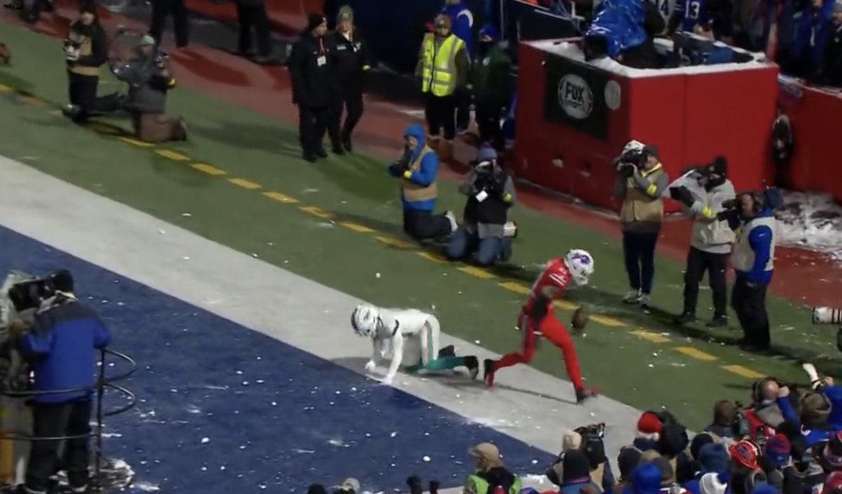 NFLonFOX's tweet photo. Announcement at Bills game: "Please stop throwing snowballs. We've just been informed that if a snowball hits someone, it'll be a 15 yard penalty against Buffalo" https://t.co/Br2CWkLyvA