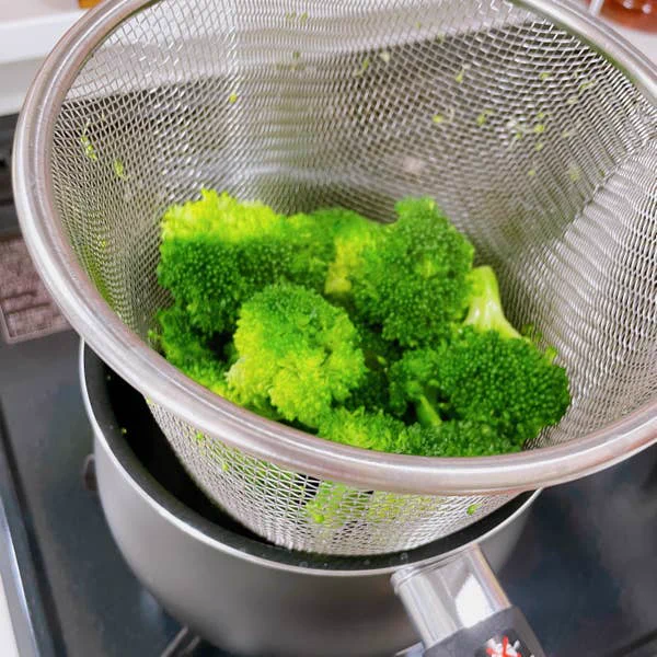 【ニトリ】家のなべ、3つ捨てました!1990円の「最強キッチングッズ」がガチで素晴らしすぎる!ニトリの「ストレーナー付きマルチポット」が万能すぎる!これ1つで7役も使える天才アイテムなの。深さがあるから油も飛び散らないし、ほんと出会えてよかった…。 