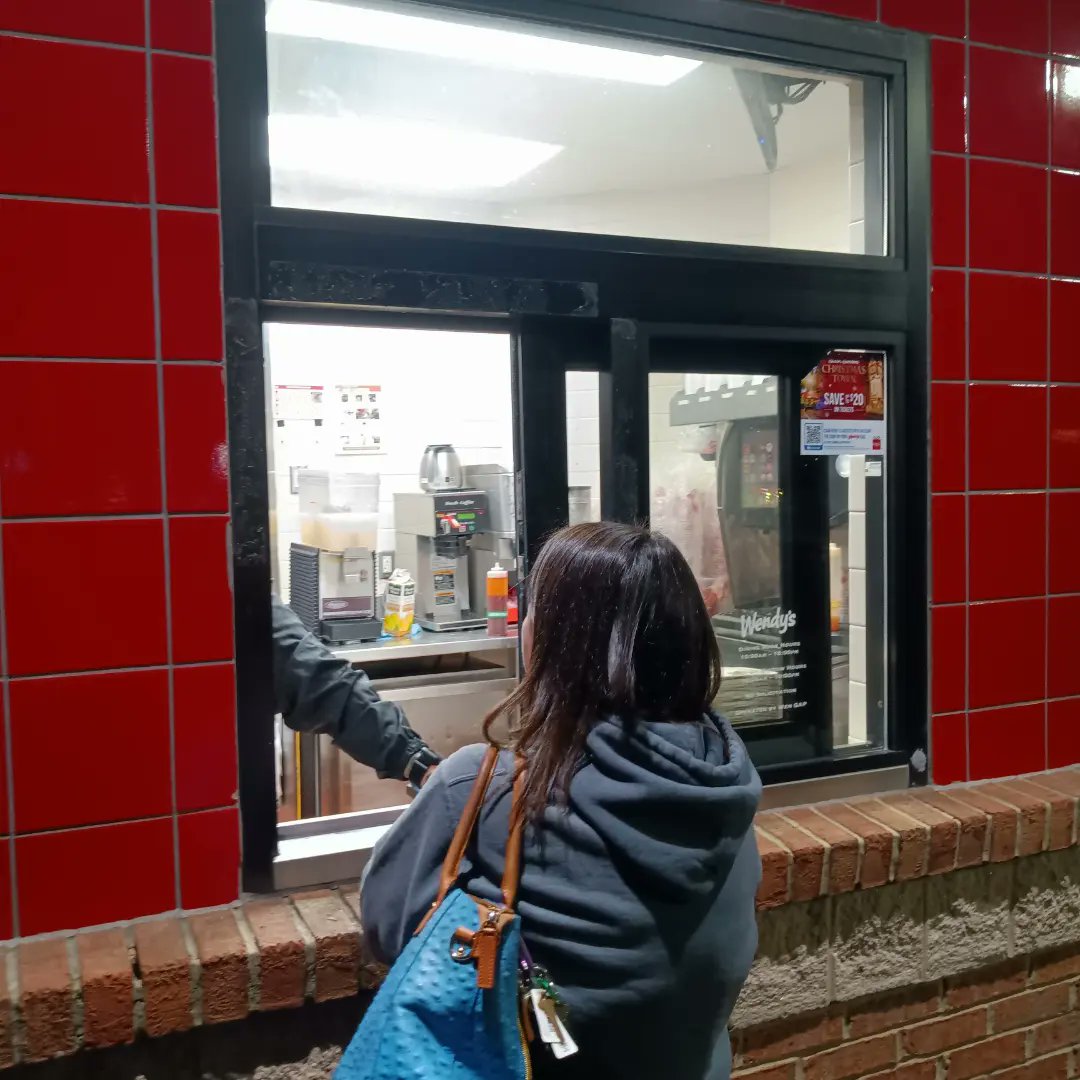 TheClayDowning's tweet image. When you're busy moving stuff so you stop to get a bite to eat and you can't go through the drive thru because of your truck and trailer but the dinning room is closed so you walk thru
#dieseltrucks #diesel #sidework #trailer #drivethru #dinningroom #closed #walk #wendys #dinner