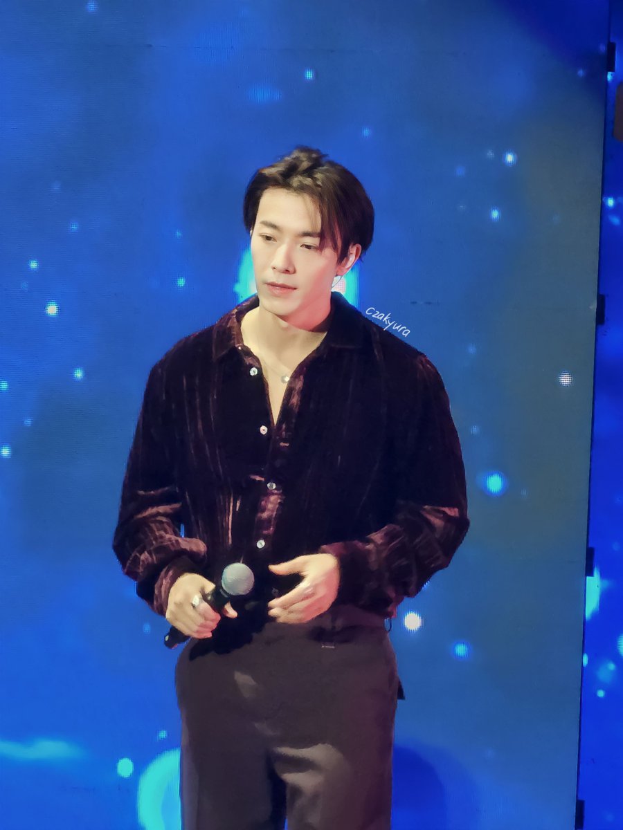 czakyura's tweet photo. The Prince.                               The boyfriend.

#Donghae #SS9Manila https://t.co/Jmf2KeVrb2