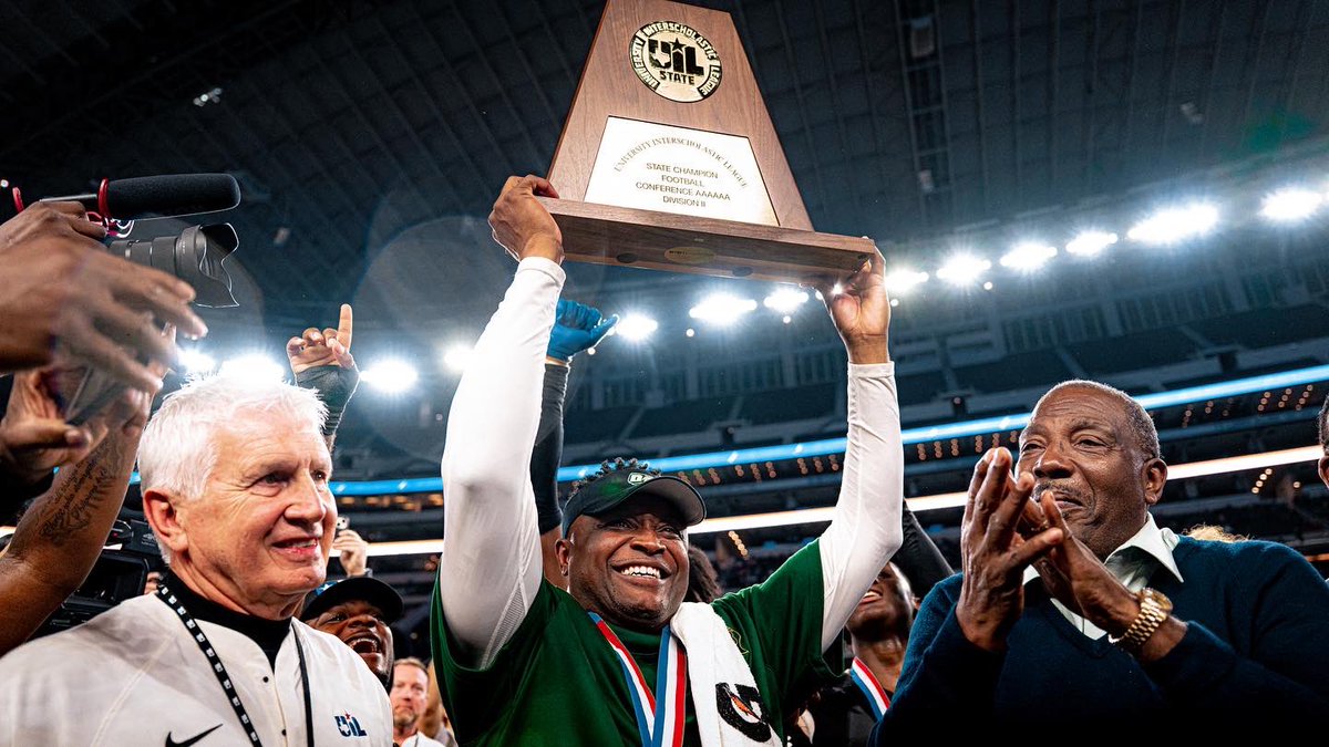 FootballDesoto's tweet photo. Ring coming soon. #DesotoU 🦅🏆💍 https://t.co/nFEncR0dML