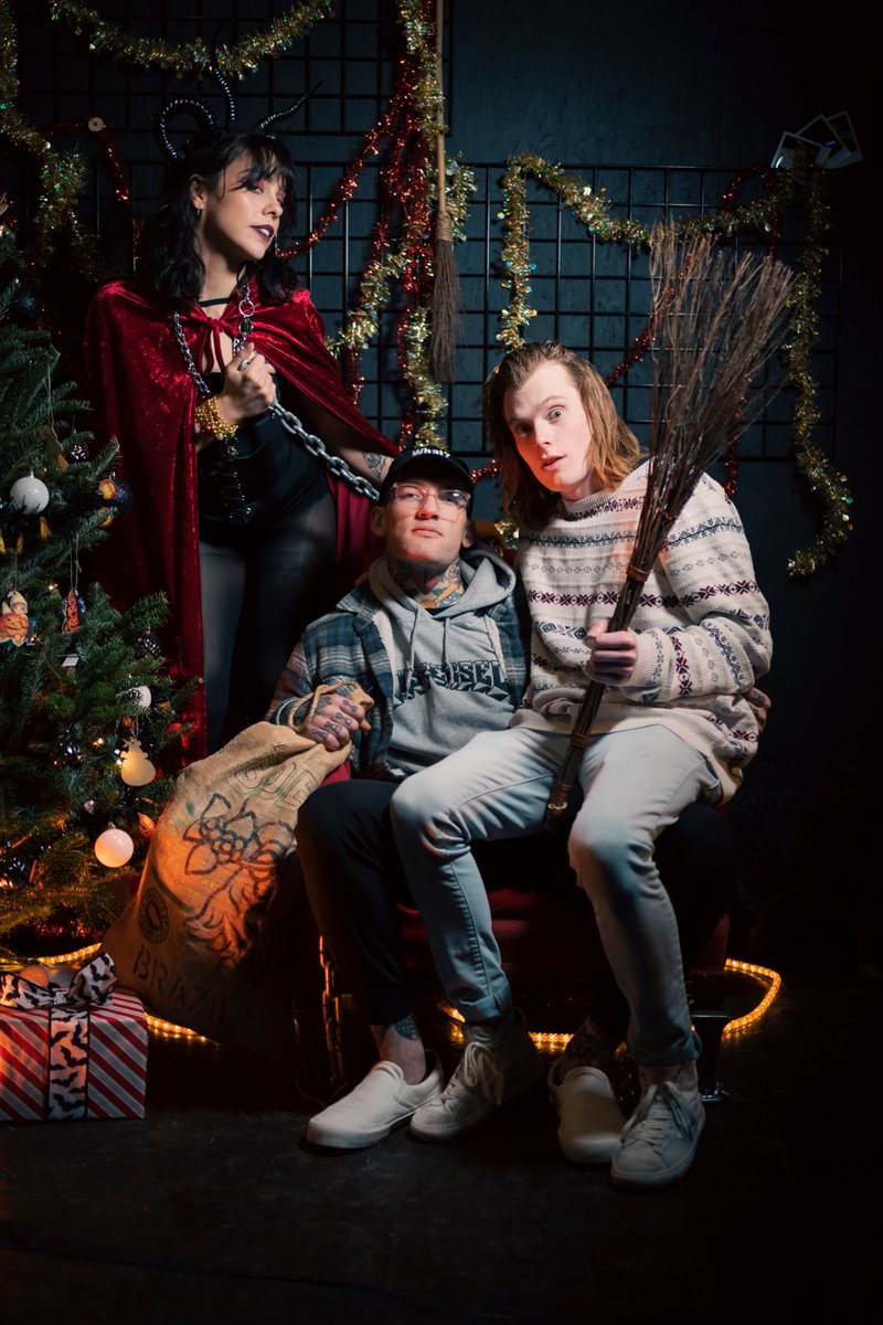 iamthebobkat's tweet photo. Merry Christmas from your two least favorite riff slingers, @DerekorWhatever and I.

❤️ https://t.co/uVVYGGrqud