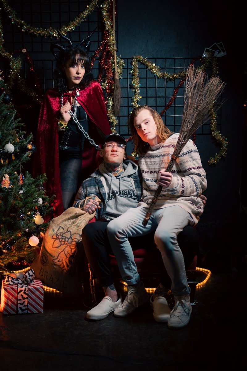 iamthebobkat's tweet photo. Merry Christmas from your two least favorite riff slingers, @DerekorWhatever and I.

❤️ https://t.co/uVVYGGrqud
