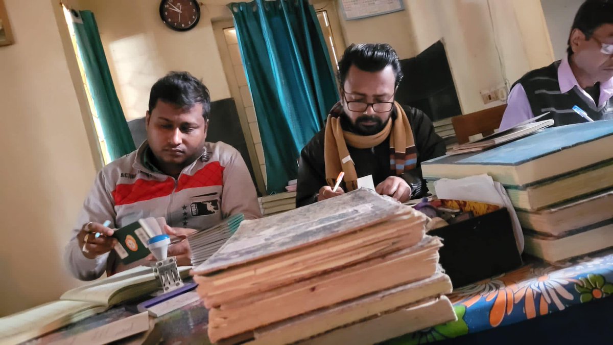 GerAmbKTM's tweet photo. Finally, I reached 🇧🇩 and had a very warm welcome from the local administration and a crowd of journalists 🗞📸
I am impressed by the extraordinary skills of the carrom players and the large number of electric 🛺🔋in West Bengal and Bangladesh. 
#KtmToDhaka #BikeTrip https://t.co/Lodj1en8rr