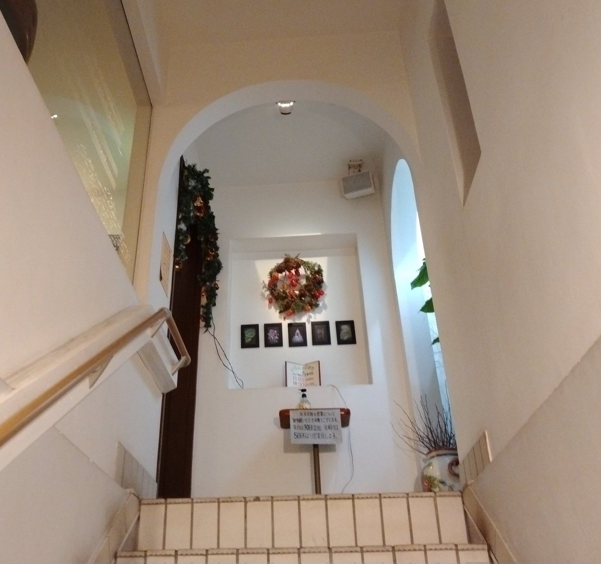 muir_muir's tweet photo. #娘小3 の習い事発表会待機中にyと会場近くの #カフェ へ。
店主の弟さんの作品が飾られている落ち着いた店内で、コーヒー☕とスイーツをいただきました😋
のんびりいい大人時間。
 #ペルレイ #perlei #所沢 #加藤朝美 https://t.co/AeQM2VI4pe