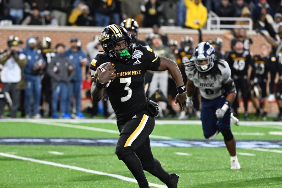FieldYates's tweet photo. Southern Miss RB Frank Gore, Jr. in tonight's win over Rice in the LendingTree bowl: 

21 rushes for 329 yards and 2 rushing TD.

That's the most rushing yards by any player in bowl game history. 

Incredible. https://t.co/tzdWgxvi7u