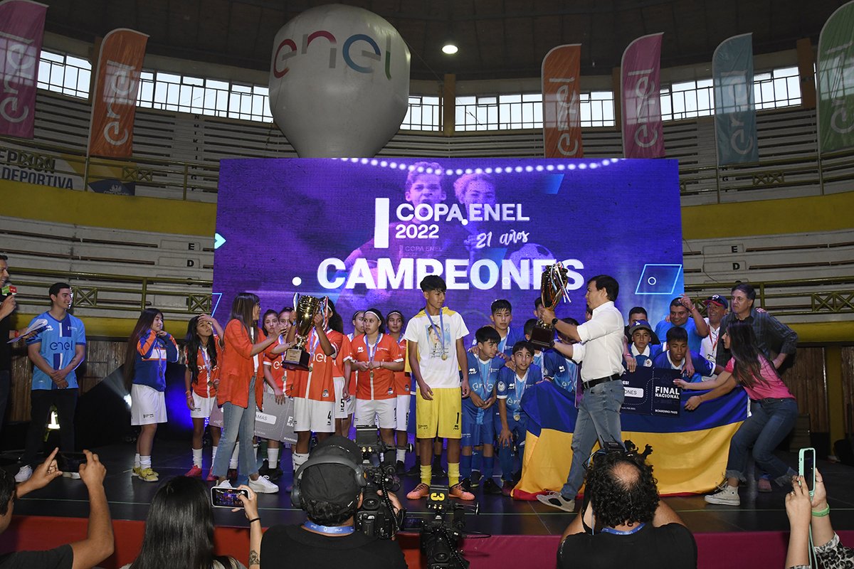 EnelChile's tweet photo. Felicitamos al equipo de niñas y niños de Lo Prado, los campeones de la #CopaEnel 2022 🏆⚽. Gracias a esta gran hazaña tendrán el privilegio de ir a Italia para enfrentarse al Inter de Milán. https://t.co/bSxfWjgE2A