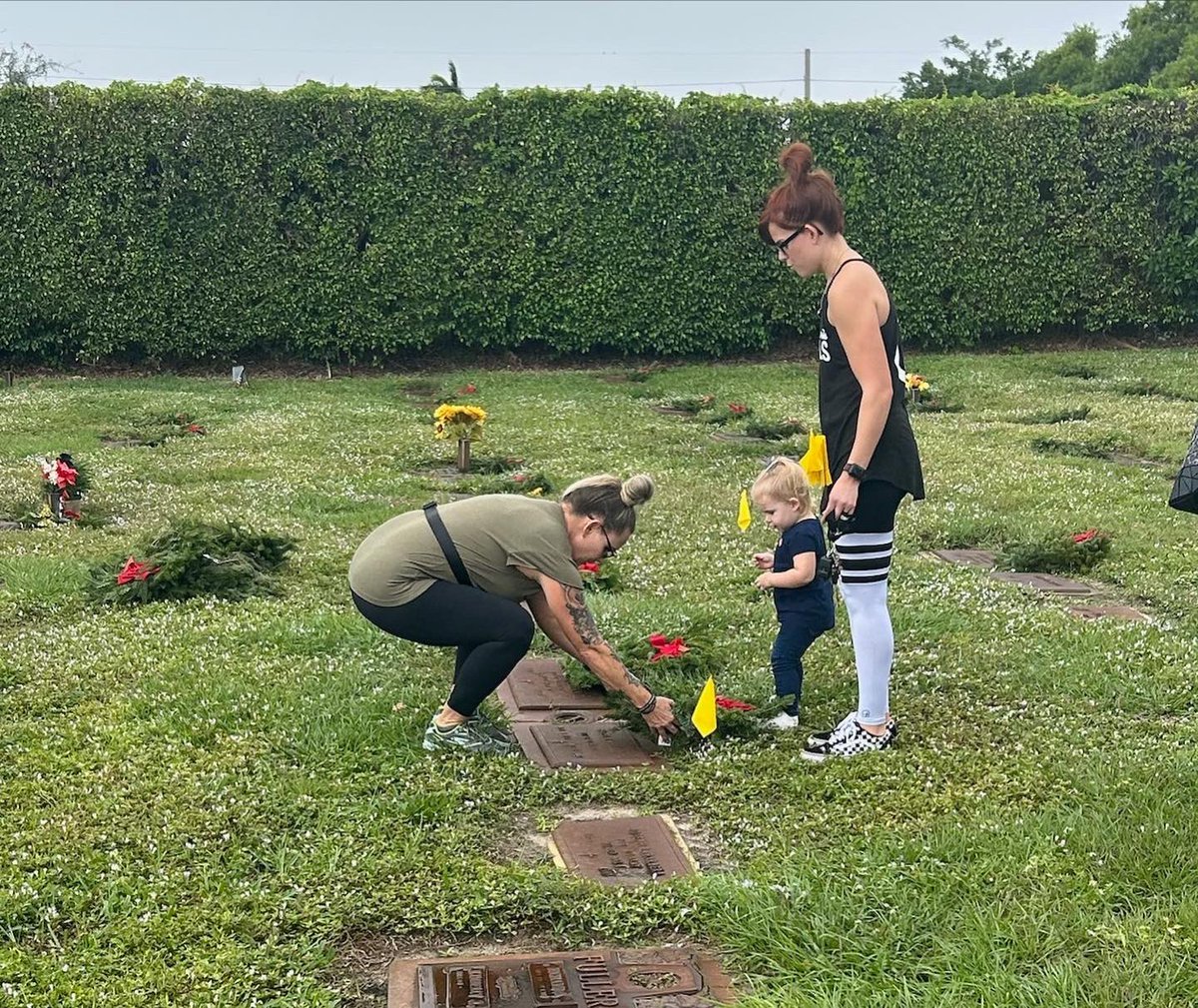 BrowardFirstGOP's tweet photo. 🇺🇸REMEMBER🇺🇸HONOR🇺🇸TEACH
Today, we volunteered with @WreathsAcross to pay tribute and to recognize the sacrifice of our veterans.
Thank you for your sacrifice. We Remember.
#findaway2022 #wreathsacrossamerica #browardfirstgop #veterans #armedforces #SayTheirNames https://t.co/dPDVn4kfS3