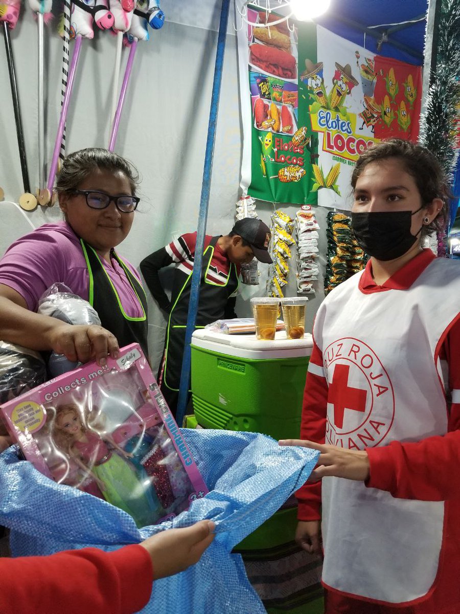 CruzRojaCbba's tweet photo. Ayer, nuestros voluntarios ⛑ estuvieron recolectando juguetes y ropa 🧸👚, para los niños de Arque de la comunidad de Tusuma, agradecemos a los comerciantes de la Feria 6 de Agosto por sus donativos, gracias a su aporte muchos niñ@s tendrán un regalo en la festividad de Reyes 👑 https://t.co/VNh72GGXQ4