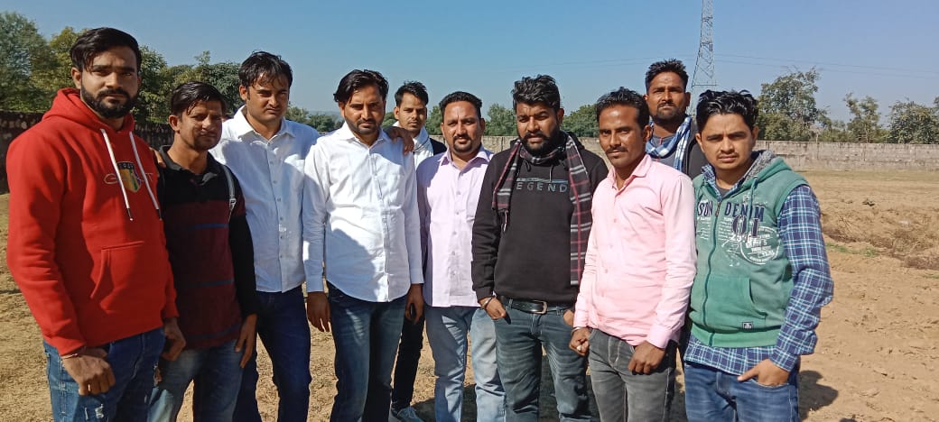 zara_hanfi's tweet photo. इस भयंकर ठंड के अंदर #CHA_परिवार अपनी नौकरी की आस लगाए बैठे हैं सड़कों पर राहुल गांधी जी इनकी तरफ देखो इनसे मिलकर इनकी खुशियां लौटा दो बड़ी आस लगाकर बैठे हैं आपसे मिलने के लिए 
@RahulGandhi 
@ashokgehlot51 
@DrKirodilalBJP 
@News18Rajasthan 
@aajtak https://t.co/68sz0PSWDf