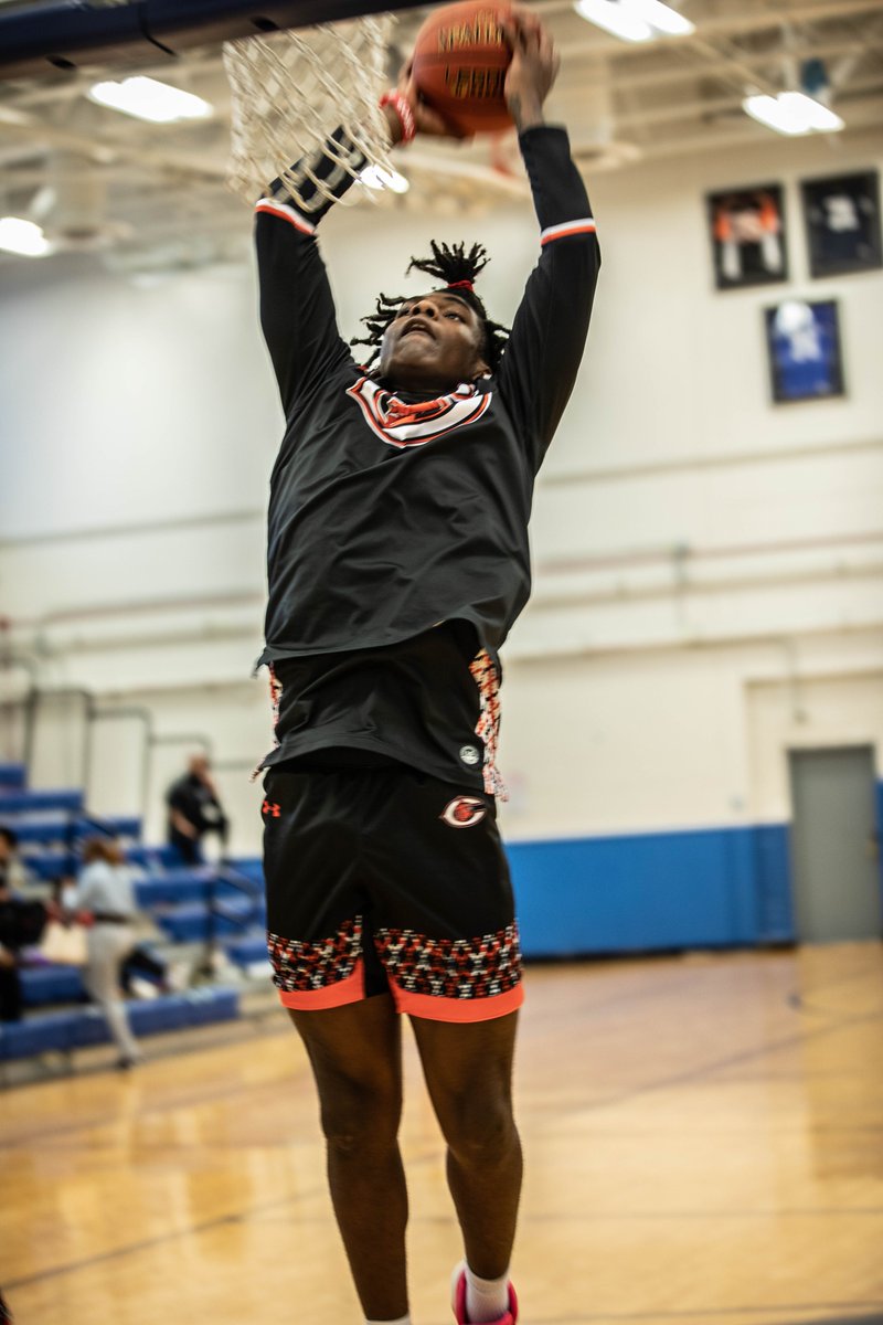 @4pf_dom Dominic Toy from the gridiron to the floor. Throwing down a jam in warmup. Chester vs Delcastle