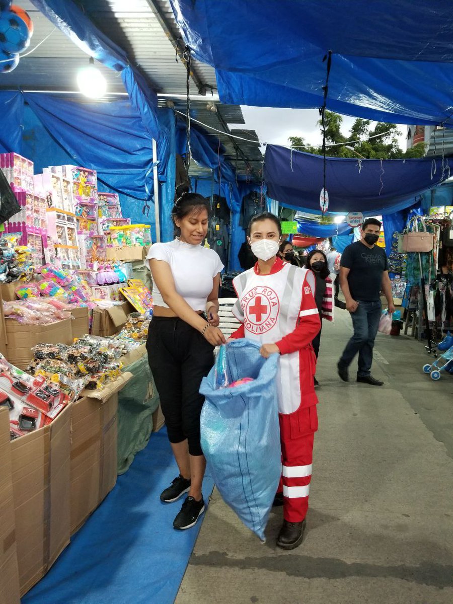 CruzRojaCbba's tweet photo. Ayer, nuestros voluntarios ⛑ estuvieron recolectando juguetes y ropa 🧸👚, para los niños de Arque de la comunidad de Tusuma, agradecemos a los comerciantes de la Feria 6 de Agosto por sus donativos, gracias a su aporte muchos niñ@s tendrán un regalo en la festividad de Reyes 👑 https://t.co/VNh72GGXQ4