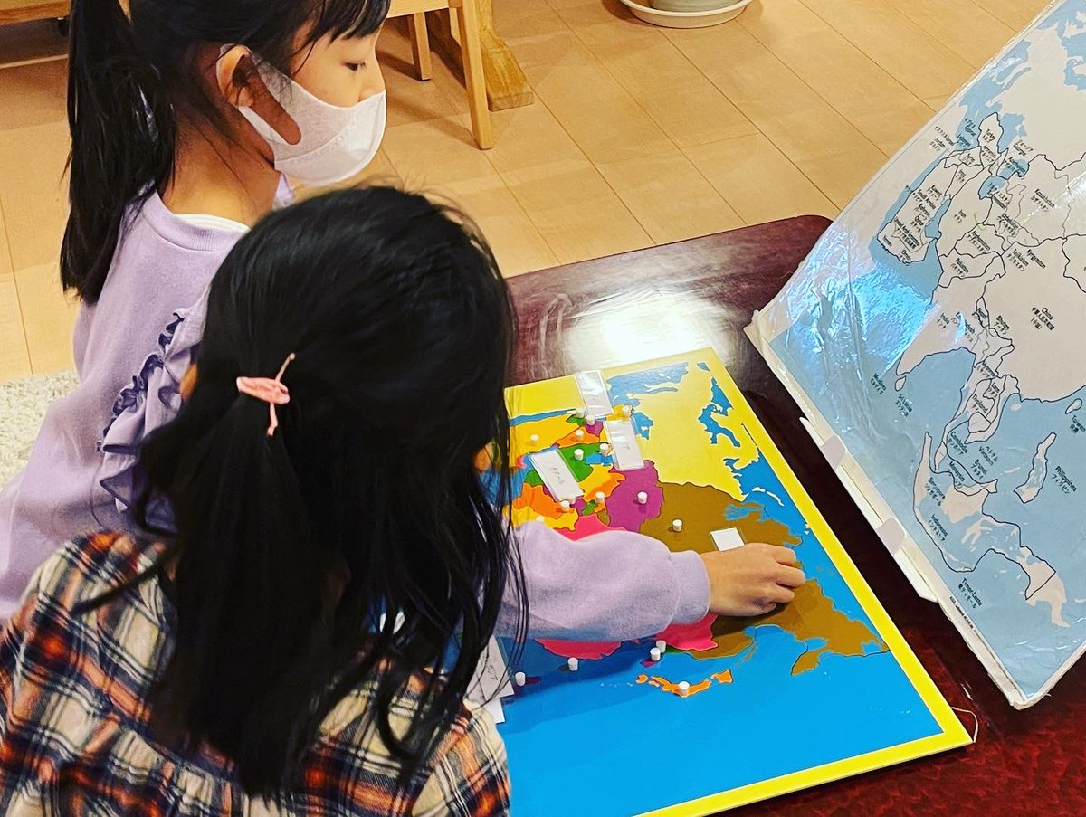 yokomontessori's tweet image. 幼児期のパズルマップ。感覚を使って国の名称、イチ、形に親しむ大切な活動です。

児童期になってもまだまだ大活躍で、パズルとしてだけでなく、地図を作ったりと、様々な使われ方で登場します。

#puzzlemap