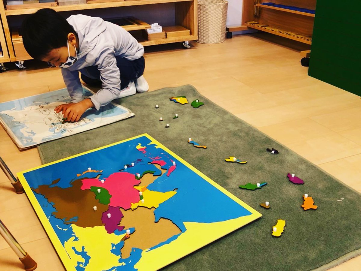 yokomontessori's tweet image. 幼児期のパズルマップ。感覚を使って国の名称、イチ、形に親しむ大切な活動です。

児童期になってもまだまだ大活躍で、パズルとしてだけでなく、地図を作ったりと、様々な使われ方で登場します。

#puzzlemap