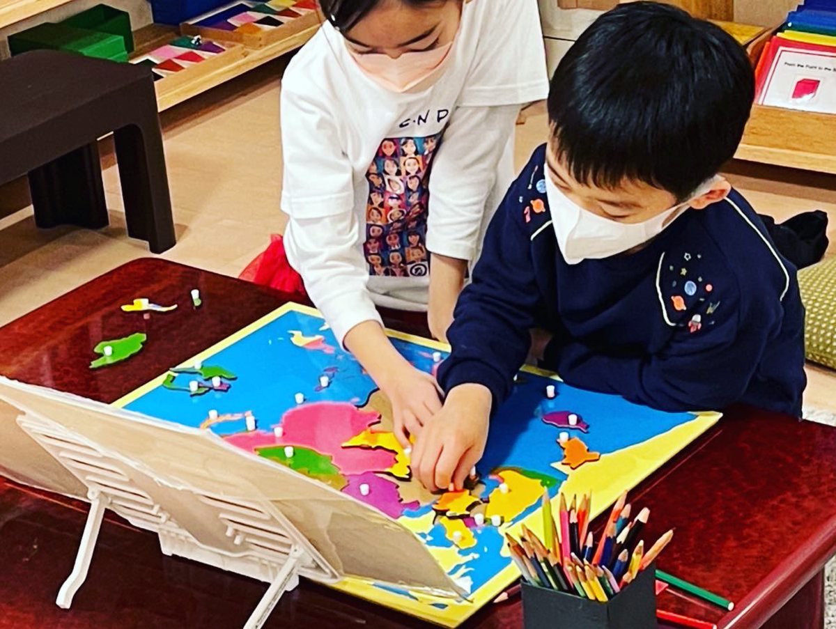 yokomontessori's tweet image. 幼児期のパズルマップ。感覚を使って国の名称、イチ、形に親しむ大切な活動です。

児童期になってもまだまだ大活躍で、パズルとしてだけでなく、地図を作ったりと、様々な使われ方で登場します。

#puzzlemap