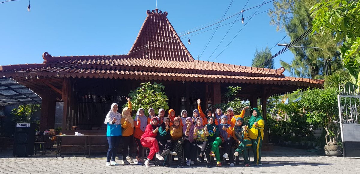 Kota Madiun – Perempuan Bangsa (PB) Partai Kebangkitan Bangsa (PKB) menggelar Senam Gerakan Olahraga Keluarga (Senam Gelora), di Joglo live, Minggu pagi (18/12/2022).

*#PKBNo1* 
 *#GusMuhaimin*