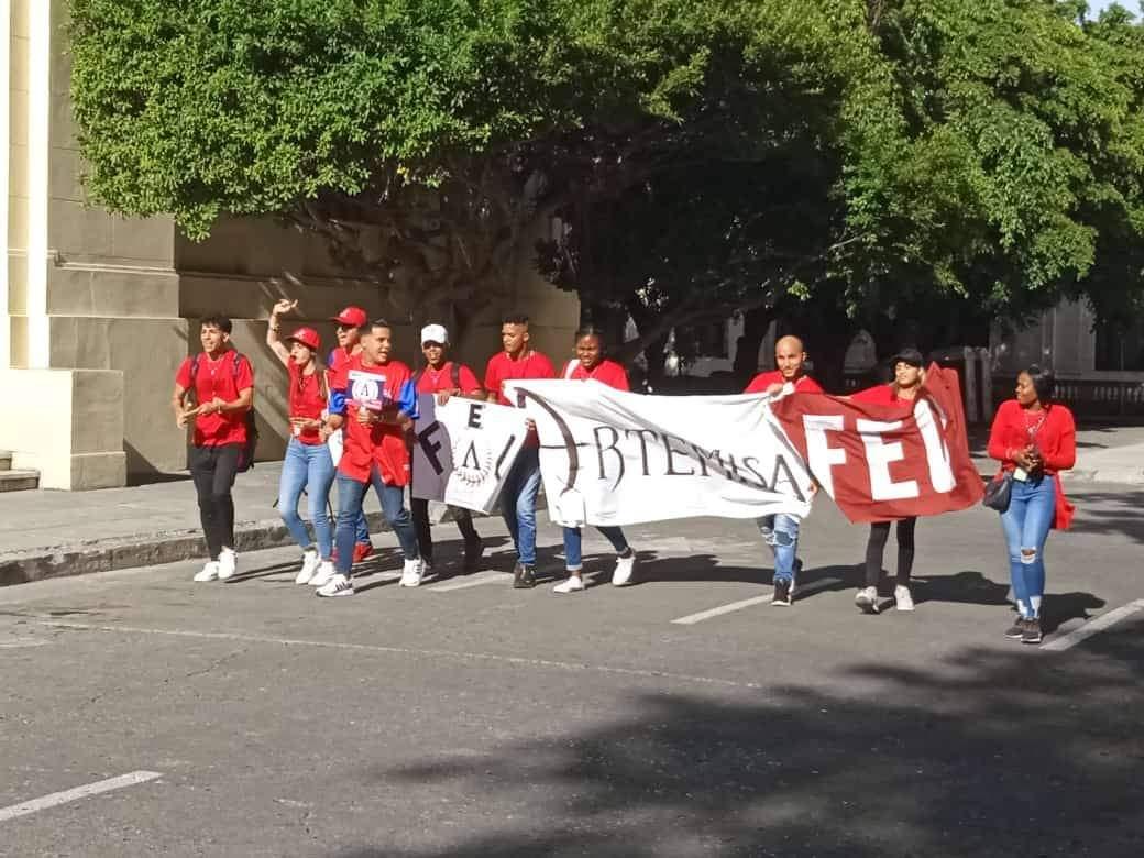 Con la consigna: Hay sangre de Artemisa,brillando en la Bandera🇨🇺  llega la delegación Artemiseña al 10 Congreso de la FEU #100añosFEU #10CongresoFEU #RevolucionandoLaFEU <a href="/GladysArtemisa/">Gladys Martínez Verdecia</a> <a href="/FeuCuba/">FEU de Cuba</a> <a href="/Ponciano2012/">Carlos E. Suárez Ponciano</a> <a href="/UnionArtemisa/">UJC Provincia Artemisa</a> <a href="/RicardoArtemisa/">Ricardo Concepción Rodríguez</a> <a href="/UnivArtemisa/">Universidad de Artemisa "Julio Díaz González"</a> <a href="/FCM_Art/">Facultad de Ciencias Médicas de Artemisa</a>