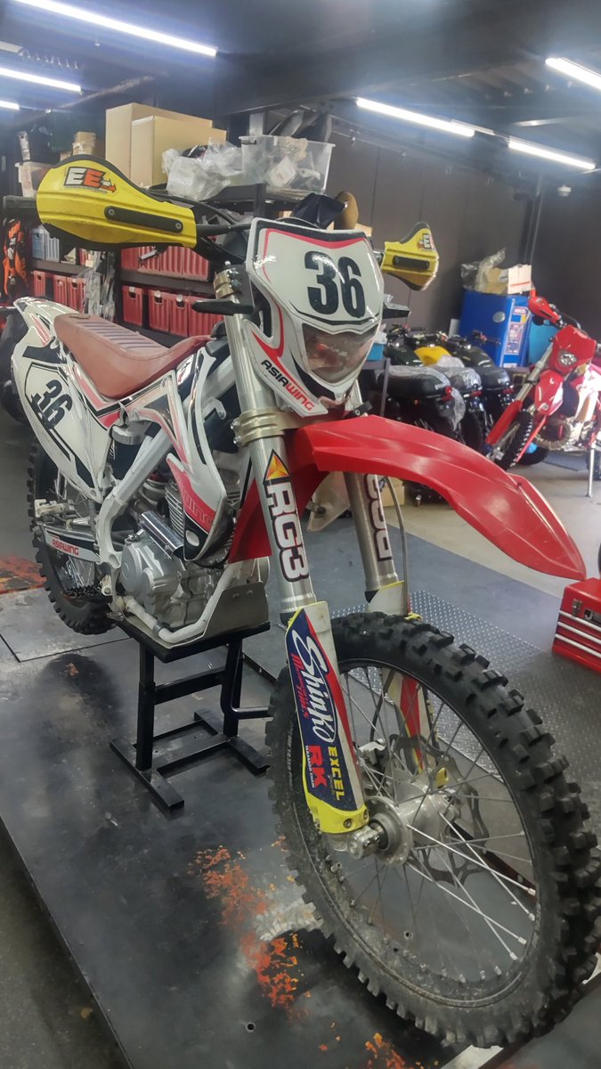 shingo997's tweet photo. KLX230Rのライバルはやはりこの子になります😑
とりあえずレブリミット8000回転は話にならないのでECU発注しました。エンジン自体のポテンシャルはKLXに歩がありそうなのでサスと吸排気煮詰めて行けばイケる!?そろそろ中国にもイケる!?
#ノリフミ #YSS #Twinair #ECU #RX230F #Asiawing https://t.co/w51oUJkDp0