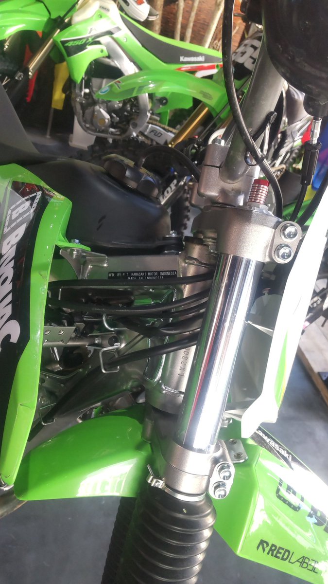 shingo997's tweet photo. KLX230Rのライバルはやはりこの子になります😑
とりあえずレブリミット8000回転は話にならないのでECU発注しました。エンジン自体のポテンシャルはKLXに歩がありそうなのでサスと吸排気煮詰めて行けばイケる!?そろそろ中国にもイケる!?
#ノリフミ #YSS #Twinair #ECU #RX230F #Asiawing https://t.co/w51oUJkDp0