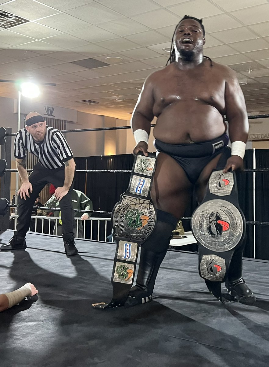 WindyCitySlam's tweet photo. #AndStill @FreelanceUndrgd Champion “Heavyweight Hustle” @CalvinTankman after he defeated @ProjectMonix in the main event.
📸: @mikepankow/@windycityslam
#wrestling #indiewrestling #prowrestling #ChicagoWrestling #FUFinal #FreelanceUnderground #CalvinTankman #HeavyweightHustle https://t.co/j8lrJqmrvf