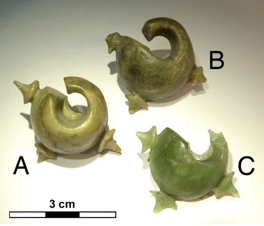 These beautiful 2,000+ year old jade pendants discovered in across Southeast Asia look very similar because they have the same point of origin - Eastern #Taiwan. Between 2,000-4,000 years ago Taiwan was a major #jade mining, crafting &amp; exporting center 1/5 #豐田玉 #AncientHistory