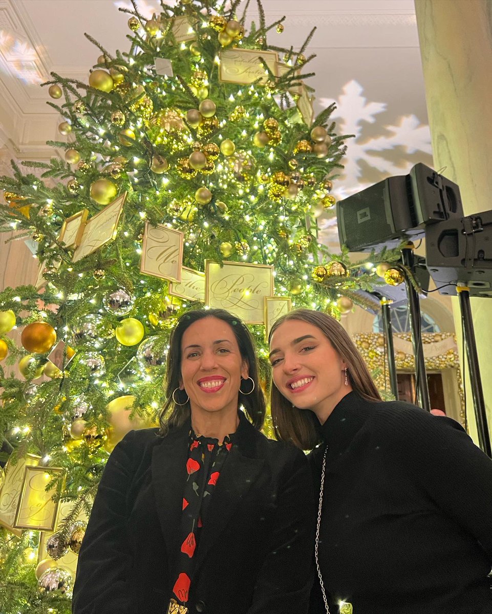 miami_freedom's tweet photo. We’re grateful to be among so many amazing leaders and Miami friends at the White House last night! Happy holidays &amp; cheers to the new year &amp; the work ahead 🥂🎄 https://t.co/fwqXwDmoET