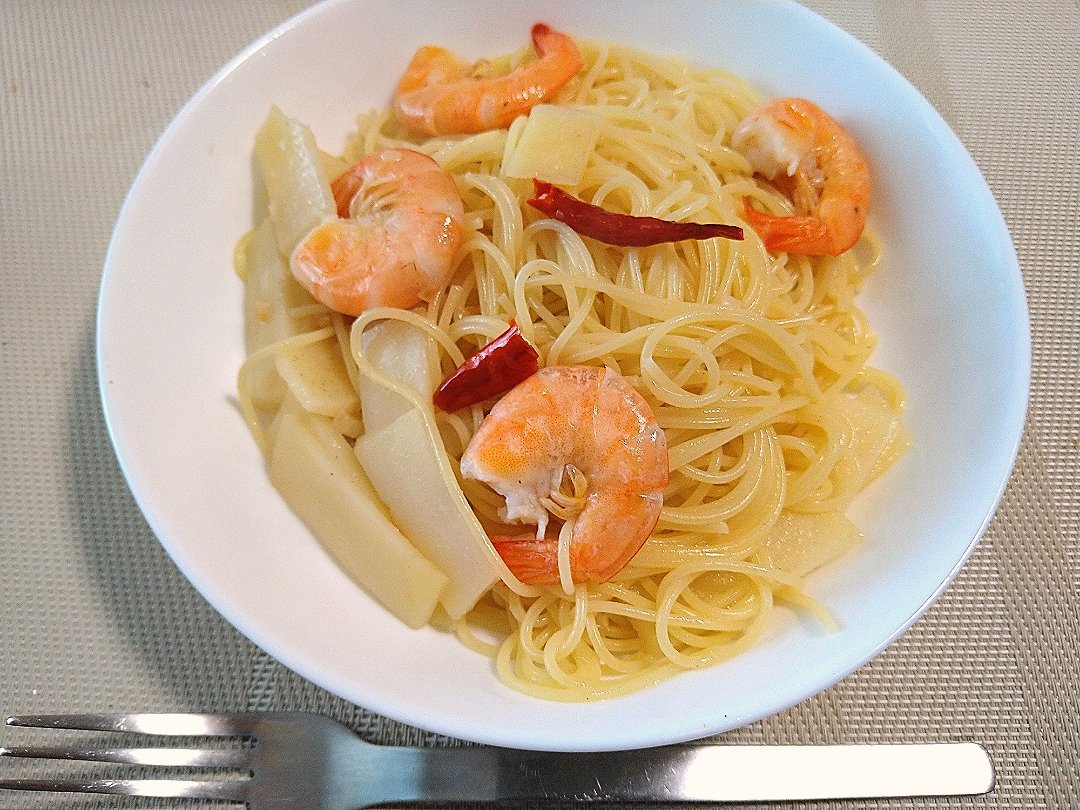 海老とじゃがいものペペロンチーノ。じゃがいもはパスタと同じ炭水化物だけど、案外相性いいんてすよね😋

#おうちご飯