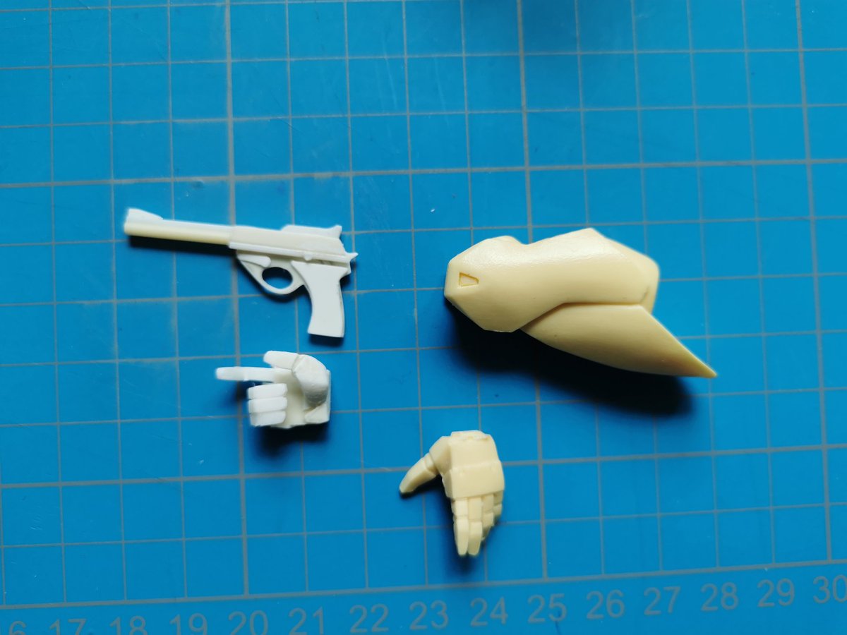 Steven_Patlabor's tweet photo. Missing parts, need to rebuild the right hand and gun.
#SRX70 #海洋堂 #3Dshow https://t.co/OoDUxrLWXU