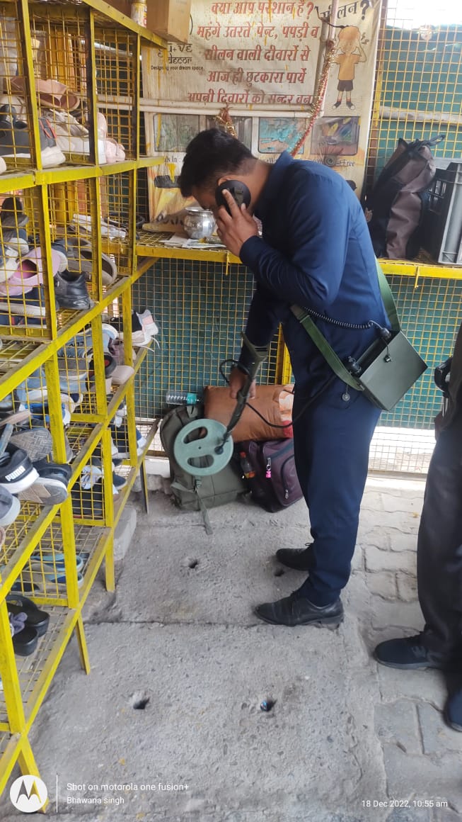 mathurapolice's tweet photo. चैकिंग- श्री बाँके बिहारी जी मंदिर, वृन्दावन

#SSP_MTA के निर्देशन में आगामी त्योहारों के दृष्टिगत श्री बाँके बिहारी जी मन्दिर, वृन्दावन व आस पास के भीड़-भाड़ वाले क्षेत्र/बाजार की सुरक्षा को सुदृढ़ करने हेतु एन्टी सैबोटाज-चैकिंग “ए0एस0 चैक टीम” द्वारा की जा रही है । https://t.co/0YLZ89NsBr
